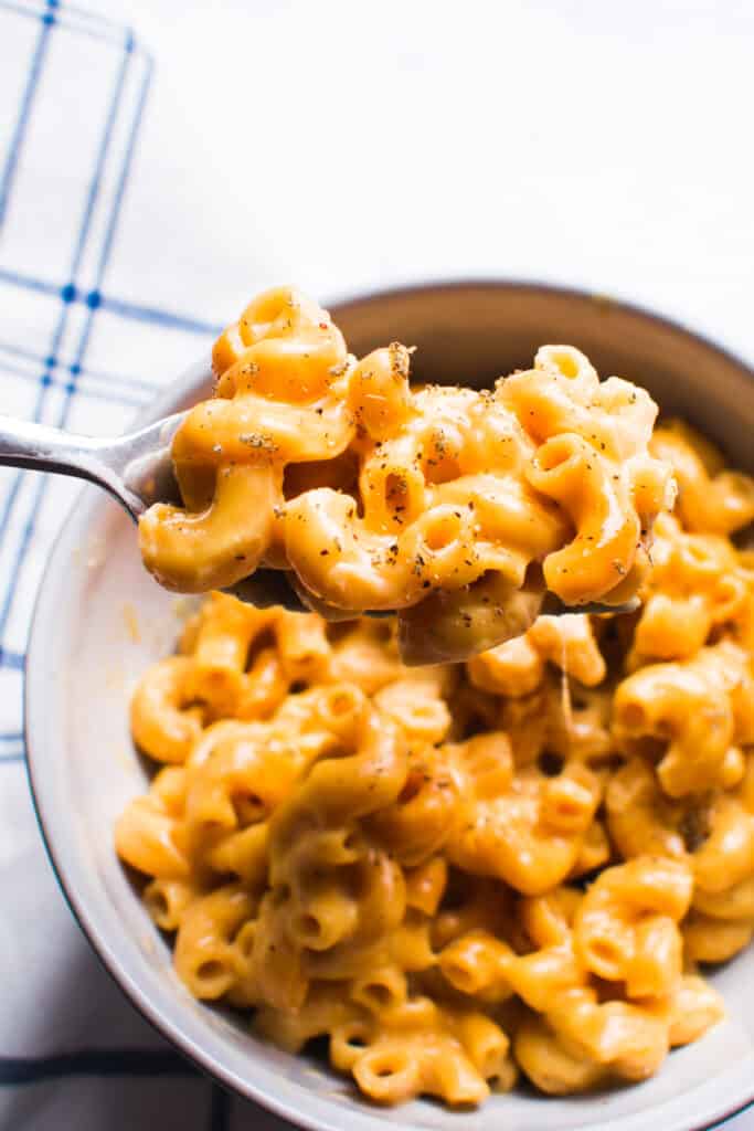 Instant Pot Mac and Cheese - A super quick and delicious recipe for creamy homemade mac 'n cheese made in the instant pot in just 15 minutes with only 6 ingredients. Childhood nostalgia, here we come! #macandcheese #macaroniandcheese #macaroni #easyrecipes #instantpot #instantpotrecipes #kidrecipes #dinnerrecipes #vegetarianrecipes #cheese #glutenfreerecipes #comfortfood #fastrecipes #bluebowlrecipes | bluebowlrecipes.com