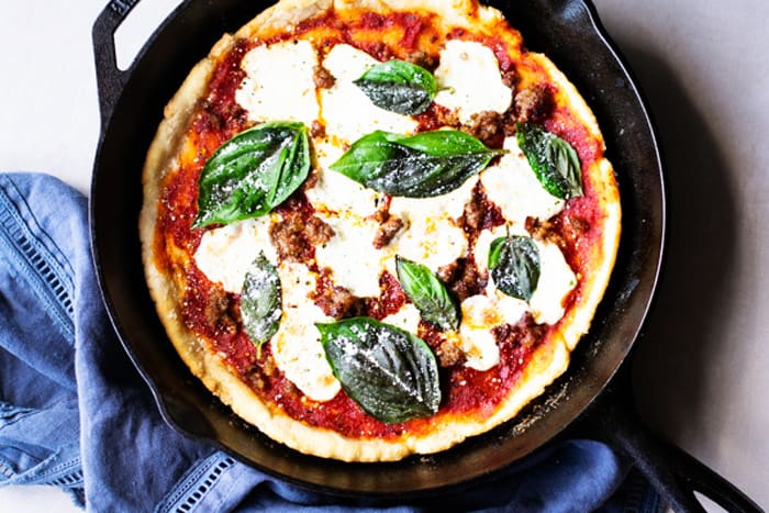 https://bluebowlrecipes.com/wp-content/uploads/2018/05/cast-iron-margherita-pizza-18.jpg