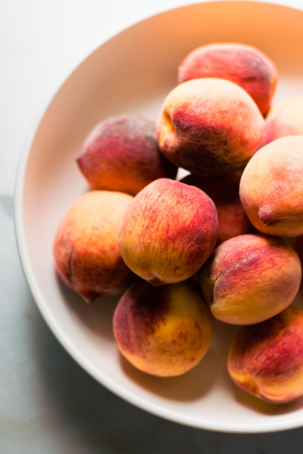 A bowl of peaches.