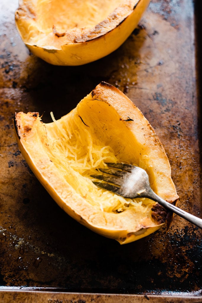 How to Cook Perfect Spaghetti Squash - Fall is the time of year to eat squash, squash, and nothing but squash! Learn how to cook perfect spaghetti squash every time - with only 5 minutes of hands on time! Use the cooked spaghetti squash in place of pasta in your favorite comfort food dishes and cozy casseroles. #spaghettisquash #spaghettisquashrecipes #ketorecipeseasy #lowcarbrecipes # #squash #thanksgivingrecipes #glutenfreerecipes #squashrecipes #bluebowlrecipes | bluebowlrecipes.com